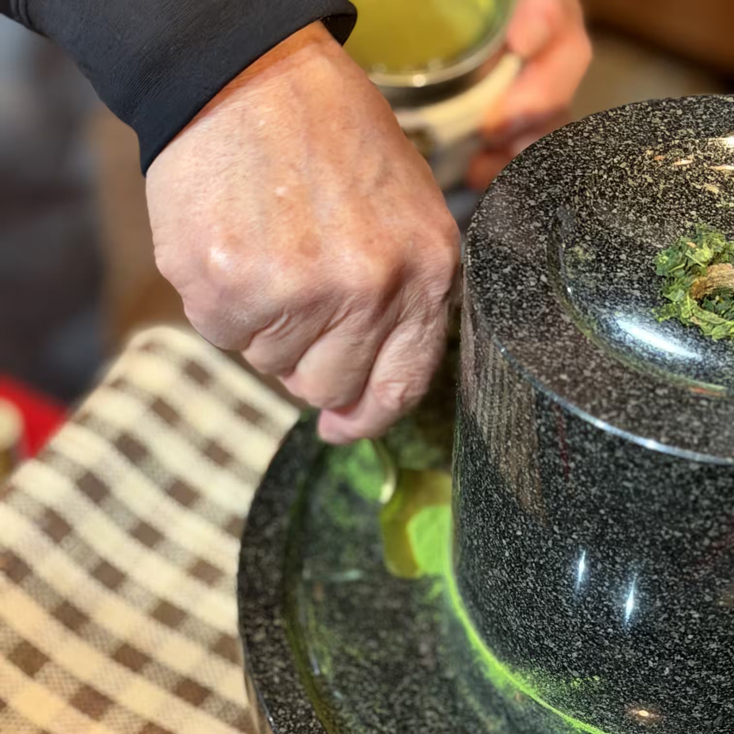 Matcha – co to jest, jak ją parzyć i pić. Poznaj właściwości japońskiej najzdrowszej herbaty