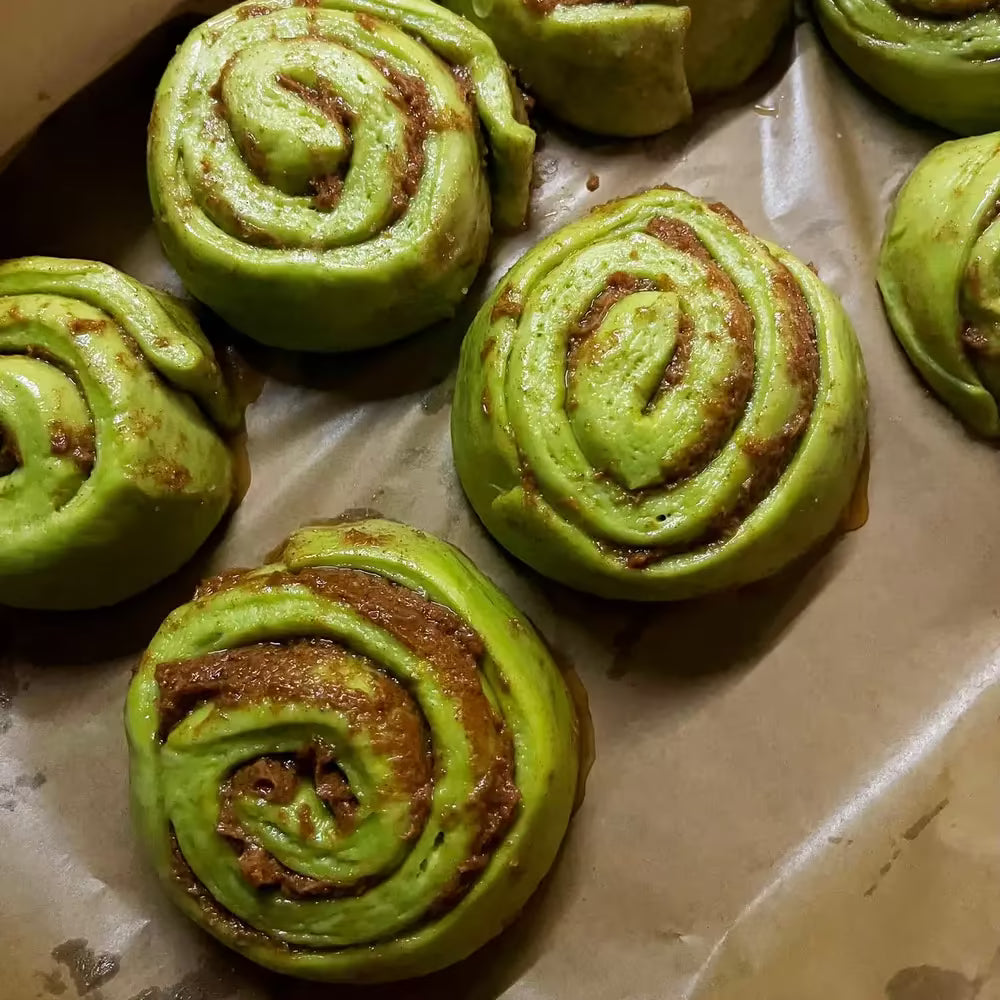 Zielone bułeczki prosto z piekarnika na bazie matchy kulinarnej od Matea Matcha