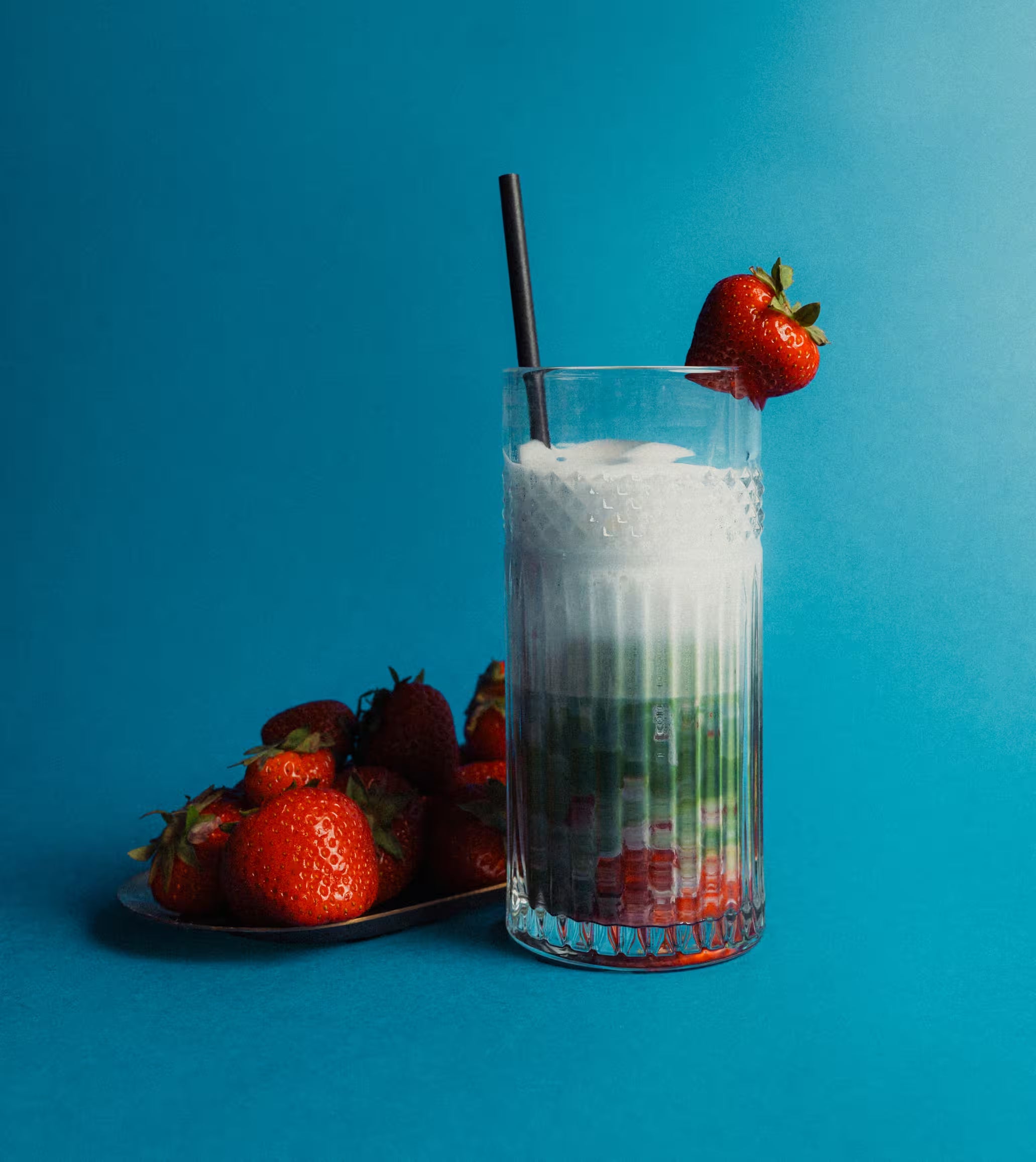 Truskawkowe matcha latte - przepis na letni hit z truskawkami